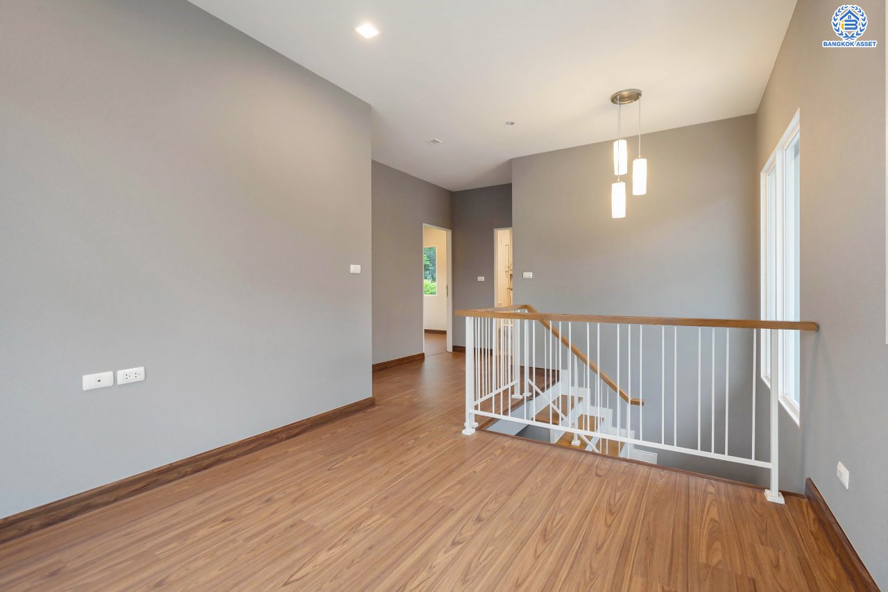 บ้านมือสองตกแต่งใหม่ โครงการ สราญสิริ ติวานนท์-แจ้งวัฒนะ2 หลังมุม เนื้อที่ 56.5 ตร.ว. ดีไซน์ตอบทุกไลฟ์สไตล์ ฟังก์ชัน 3 ห้องนอน 3 ห้องน้ำ จอดรถได้ 2 คัน Living ชั้นบนกว้างขวาง บนทำเลติดถนนใหญ่ เชื่อมต่อทุกเส้นทาง ใกล้จุดขึ้นทางด่วน "ศรีสมาน"